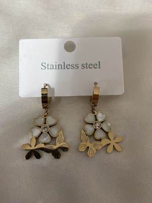 Çiçekler Ve Kelebek Detaylı Golden Küpe